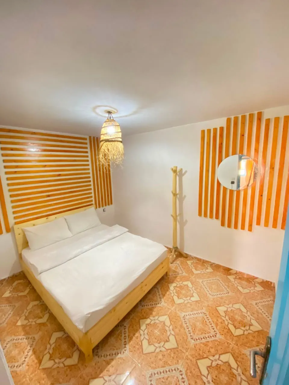 Surf hostel à Taghazout : chambre double aux murs en lattes de bois au Camp N1