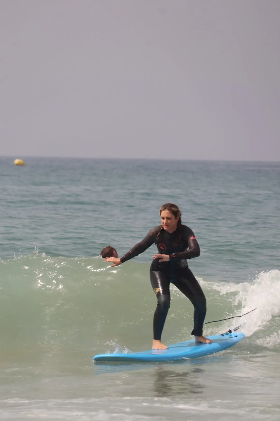 Surf weekend Tamraght: a beginner riding her first wave